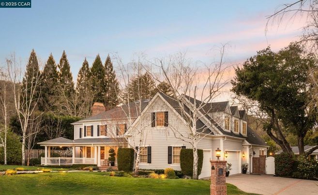 Attached, Exterior, Facade, Queen Anne Victorian