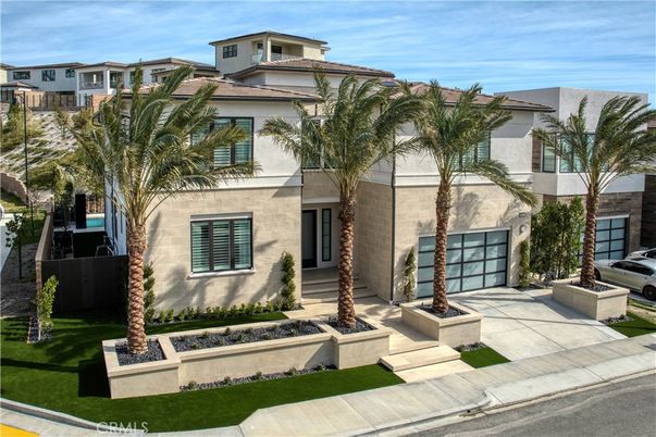 Attached, Exterior, Facade, Mediterranean