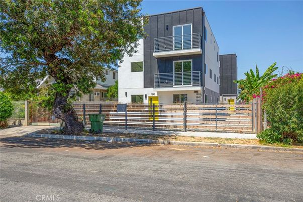 Exterior, Facade, Modern