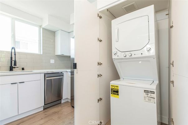 Interior, Kitchen, Utility Closets, Washer, Wood Texture Flooring