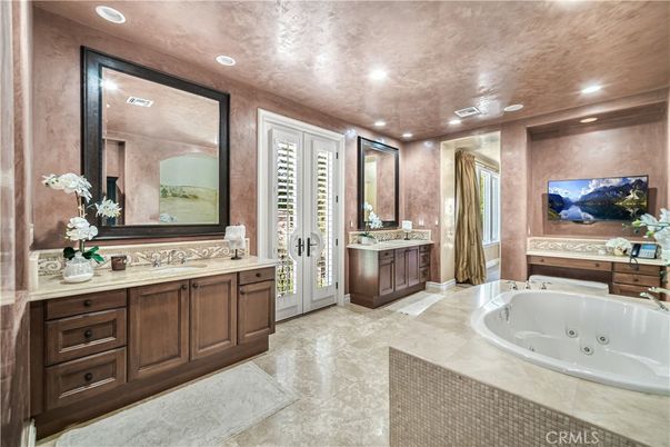 Bathroom, Dual Sink Vanities, Interior, Recessed Lighting