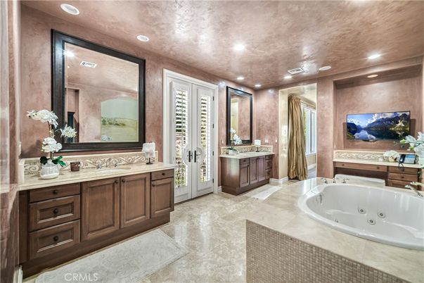 Bathroom, Dual Sink Vanities, Interior, Recessed Lighting