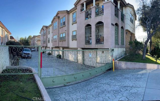 Exterior, Facade, Rowhouse