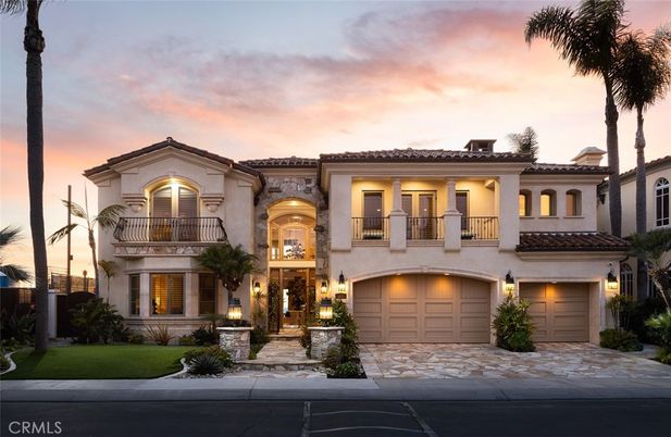 Attached, Exterior, Facade, Mediterranean