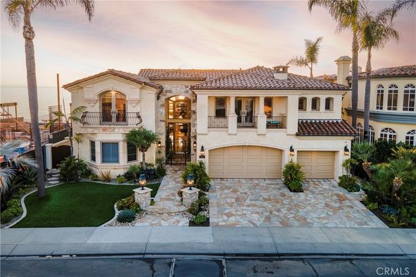 Attached, Exterior, Facade, Mediterranean