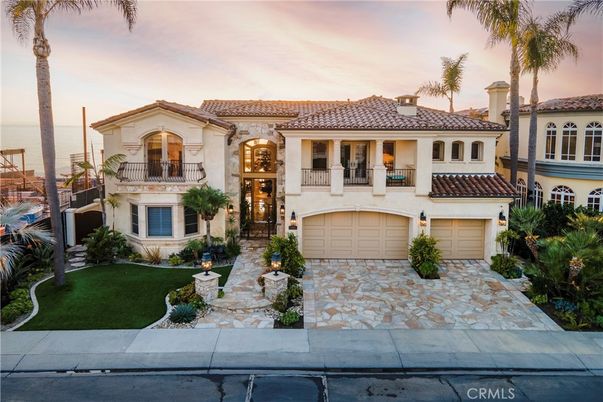 Attached, Exterior, Facade, Mediterranean