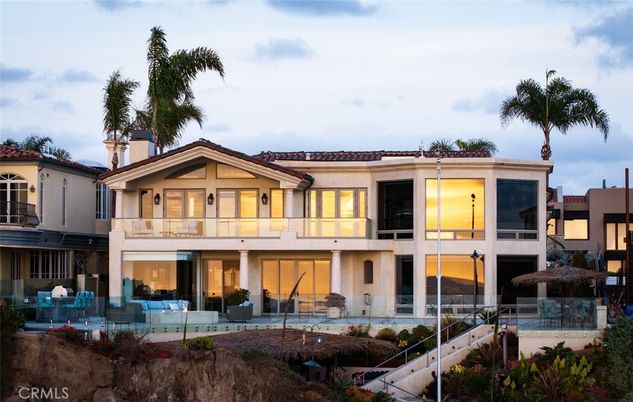 Exterior, Facade, Pool, Modern