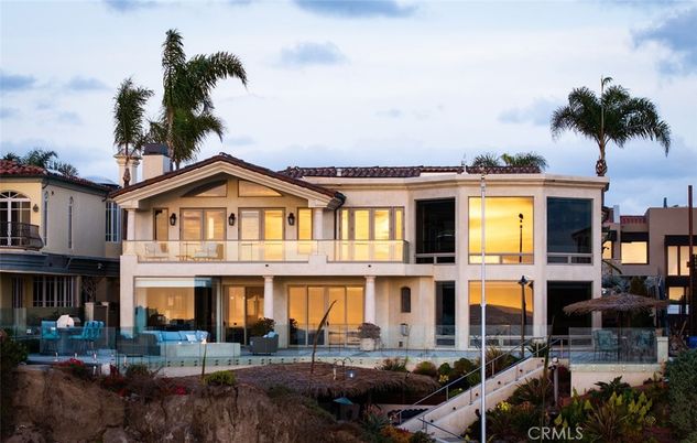 Exterior, Facade, Pool, Modern