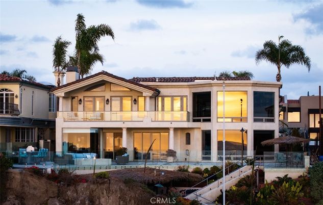 Exterior, Facade, Pool, Modern