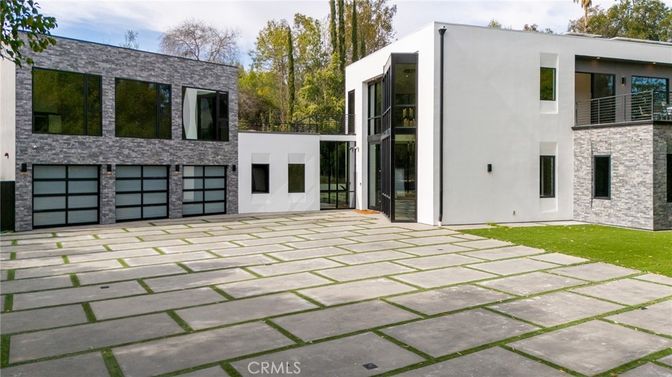 Attached, Exterior, Facade, Modern