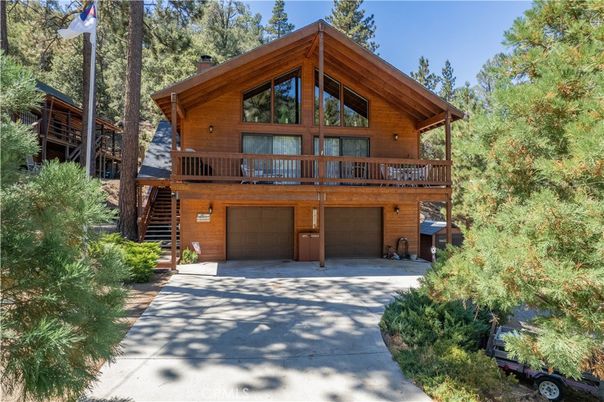 Attached, Exterior, Facade, Brick Facade, Log Home