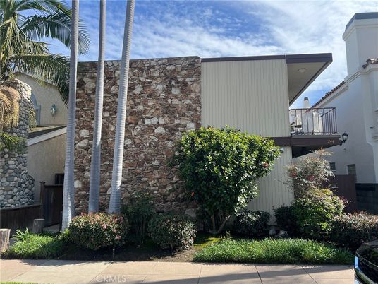 Exterior, Facade, Modern