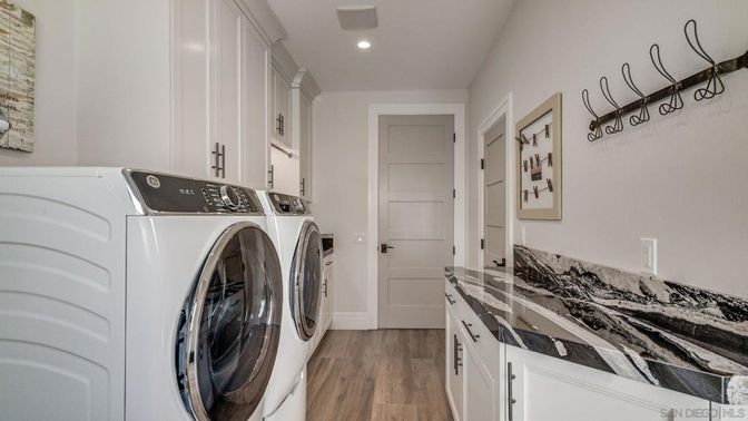 Interior, Recessed Lighting, Washer, Wood Texture Flooring