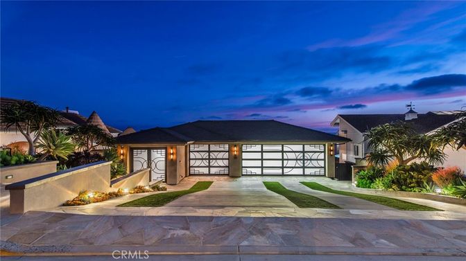 Attached, Exterior, Facade, Modern