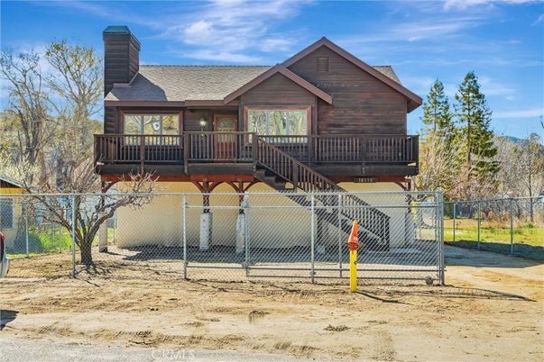 Exterior, Facade, Log Home