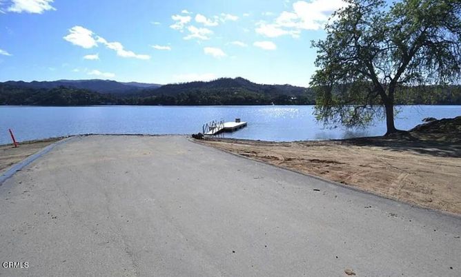 Exterior, Lake