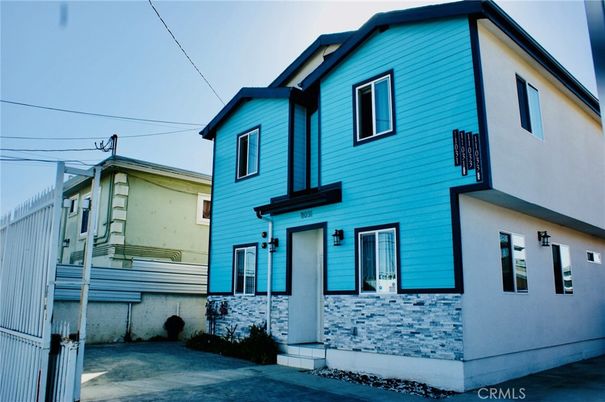 Exterior, Facade, Rowhouse