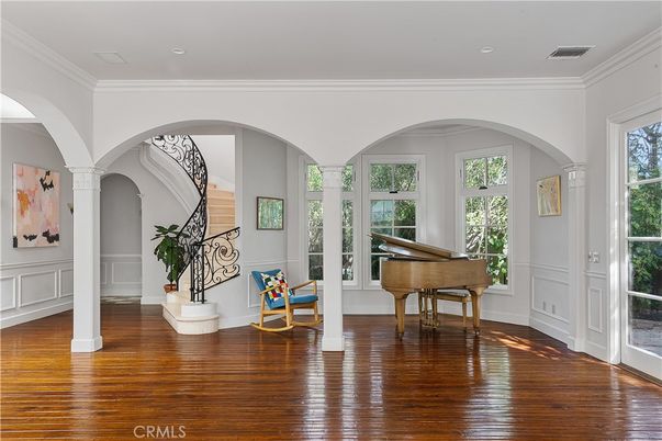 Interior, Piano, Recessed Lighting, Wood Texture Flooring