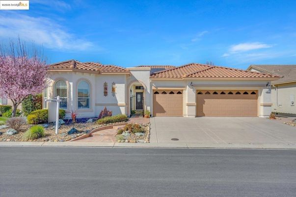 Attached, Exterior, Facade, Mediterranean