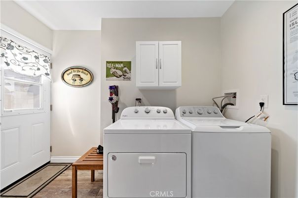 Interior, Washer, Wood Texture Flooring