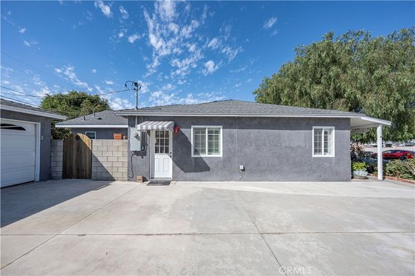 Attached, Exterior, Facade, Ranch
