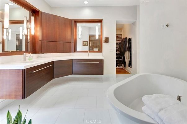 Bathroom, Dual Sink Vanities, Interior, Recessed Lighting