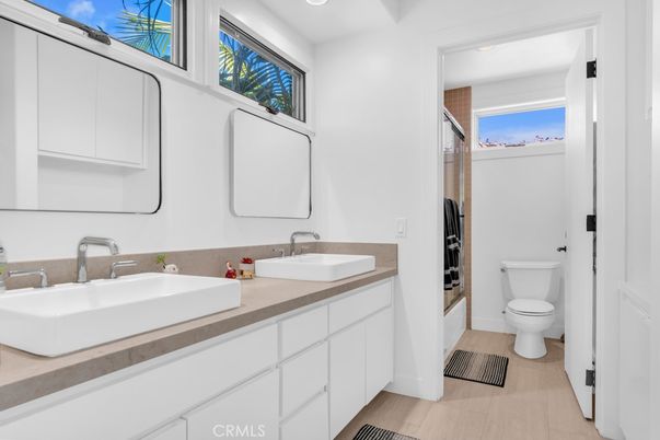 Bathroom, Dual Sink Vanities, Interior, Recessed Lighting
