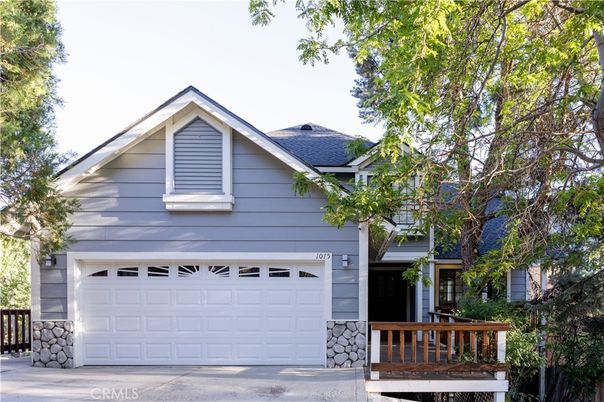 Attached, Exterior, Facade, American Craftsman