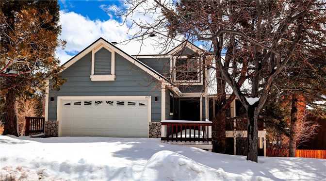 Attached, Exterior, Facade, American Craftsman
