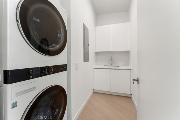 Interior, Utility Closets, Washer, Wood Texture Flooring