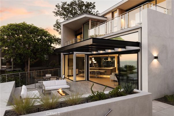 Exterior, Facade, Modern