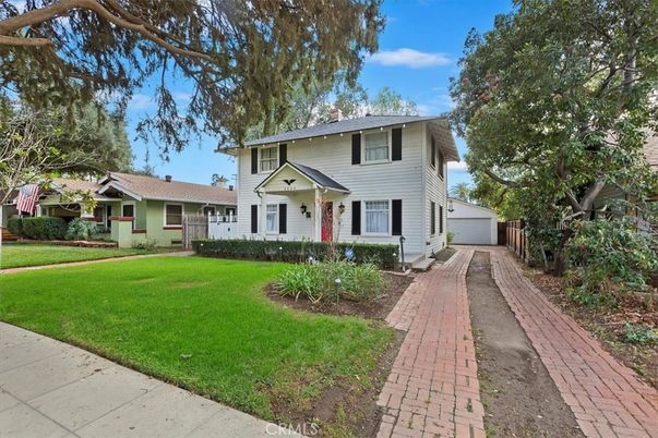 Backyard, Exterior, Facade, Split Level