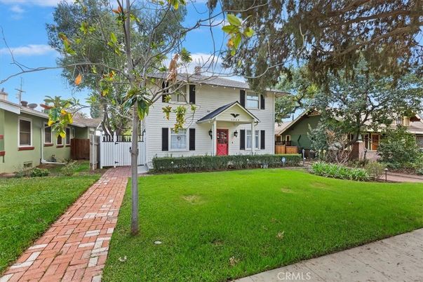Backyard, Exterior, Facade, Split Level