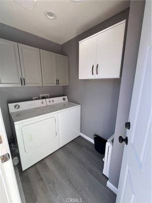 Interior, Recessed Lighting, Washer, Wood Texture Flooring