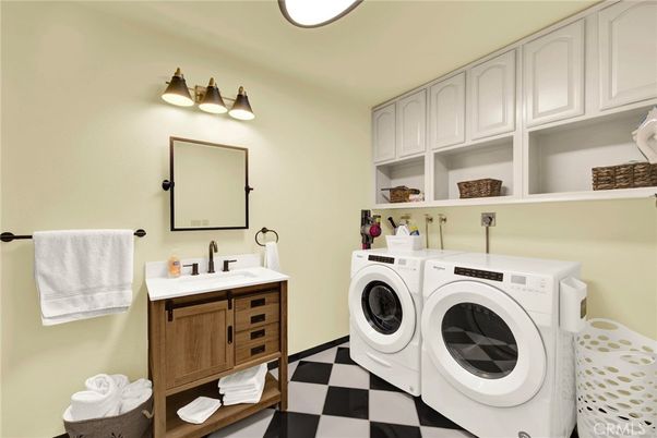Bathroom, Dual Sink Vanities, Interior, Washer