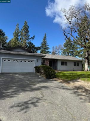 Attached, Exterior, Facade, Ranch