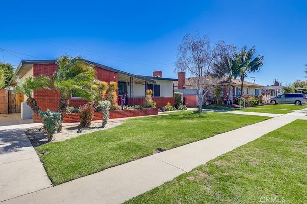 Exterior, Facade, Brick Facade, Ranch