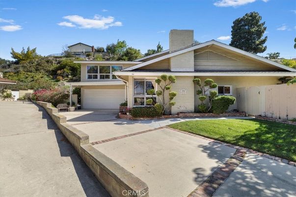 Attached, Exterior, Facade, American Craftsman