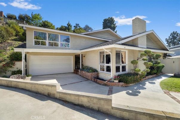 Attached, Exterior, Facade, American Craftsman