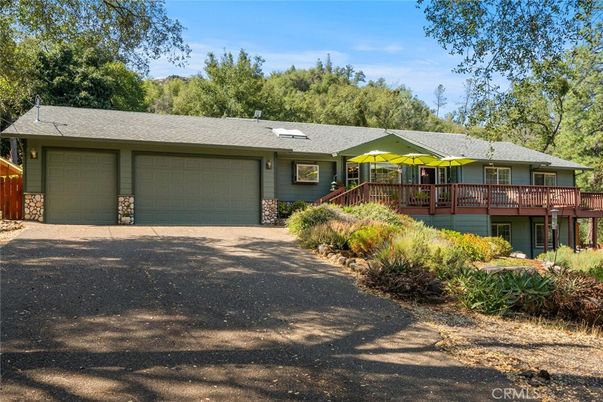 Attached, Exterior, Facade, Ranch