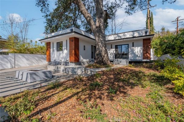 Exterior, Facade, Ranch