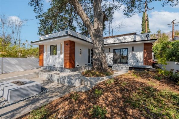 Exterior, Facade, Ranch
