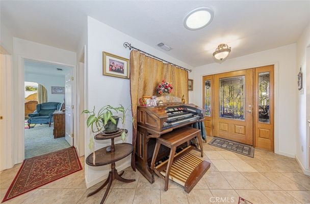 Interior, Piano