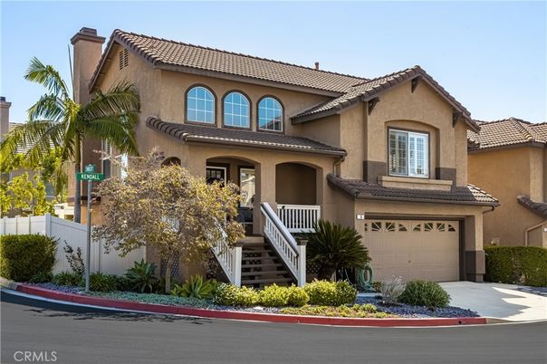 Attached, Exterior, Facade, Mediterranean