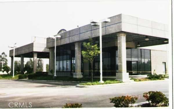 Exterior, Facade, Modern