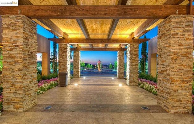 Exterior, Wooden Beams