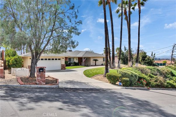 Attached, Exterior, Facade, Ranch