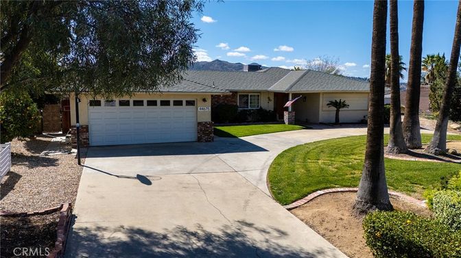 Attached, Exterior, Facade, Ranch