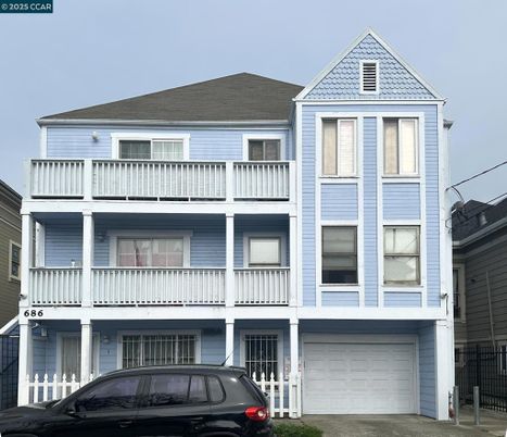 Attached, Exterior, Facade, Rowhouse