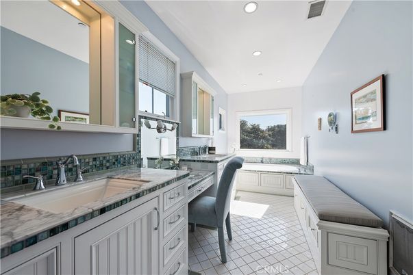 Bathroom, Dual Sink Vanities, Interior, Recessed Lighting